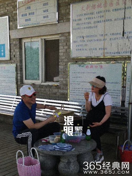 偶遇蒋勤勤和陈建斌夫妇,十分恩爱