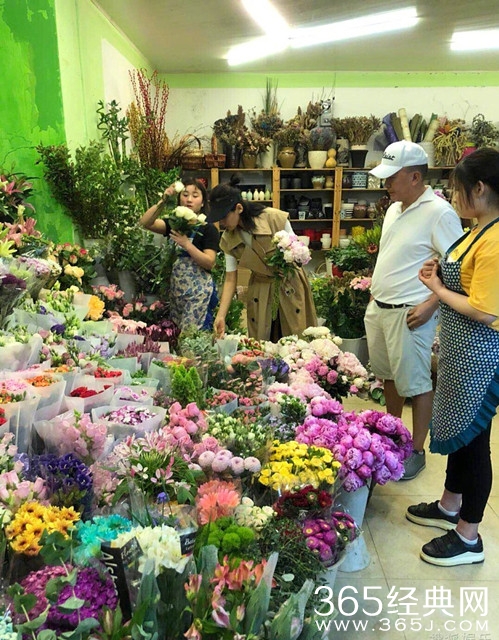 偶遇刘涛王珂逛超市，全程牵手超甜蜜