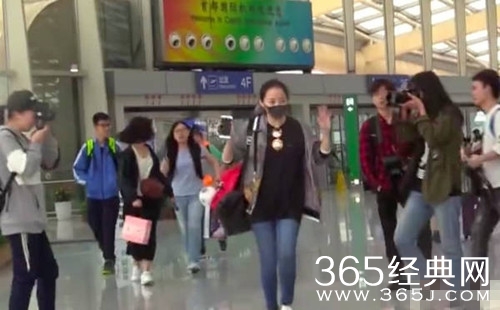 张靓颖被曝获绯闻男友接机，恋情再添石锤