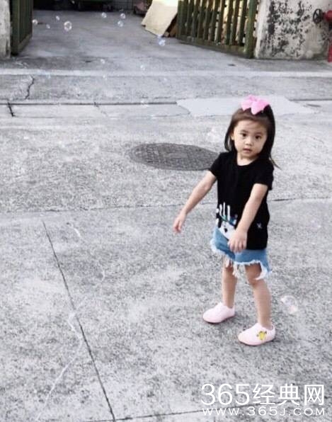 偶遇贾静雯一家，姐妹俩又萌又可爱