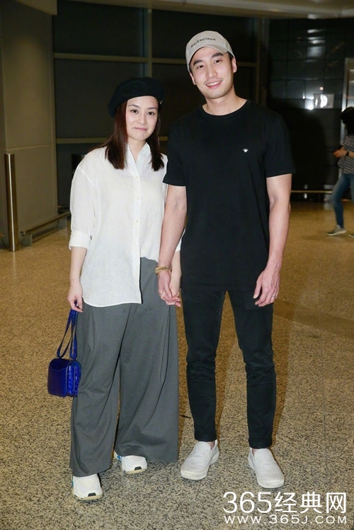 阿娇婚后与老公首亮相，鸽子蛋钻戒超吸睛