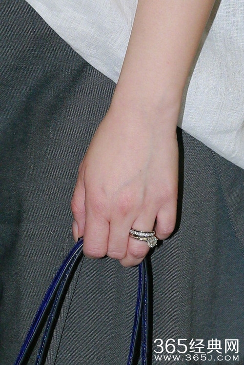 阿娇婚后与老公首亮相，鸽子蛋钻戒超吸睛