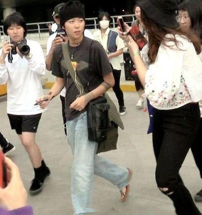 窦靖童凤梨头造型亮相机场，酷范十足