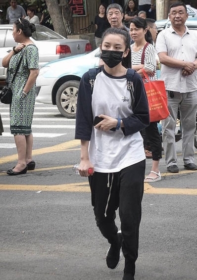 宋祖儿考场照曝光，略显疲惫