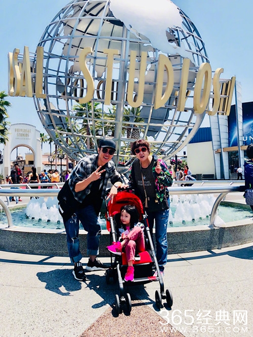 张丹峰祖孙三代同游，女儿彤彤开心比V