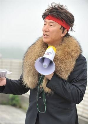 窦靖童凤梨头造型亮相机场，酷范十足