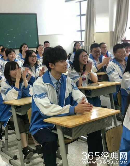 吴磊参加毕业典礼，与同学亲切合影