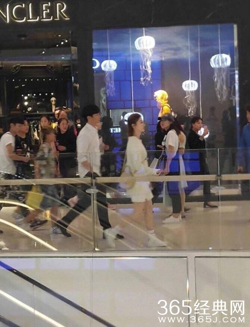 偶遇景甜陈晓，在拍摄新剧