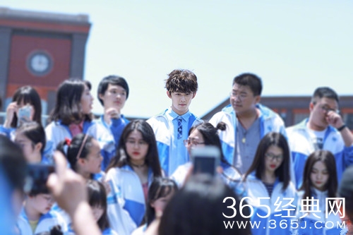 吴磊参加毕业典礼，与同学亲切合影