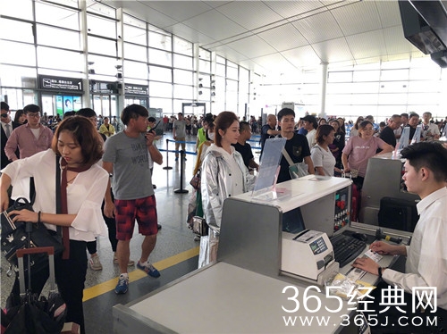 偶遇景甜陈晓，在拍摄新剧