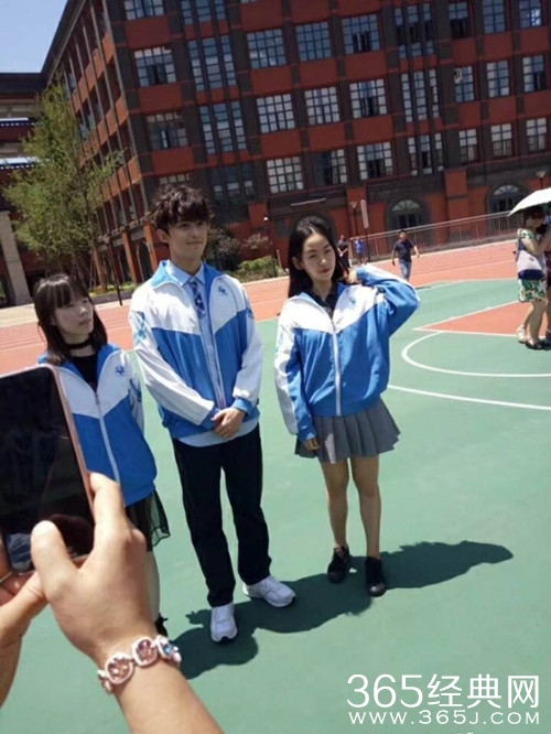 吴磊参加毕业典礼，与同学亲切合影