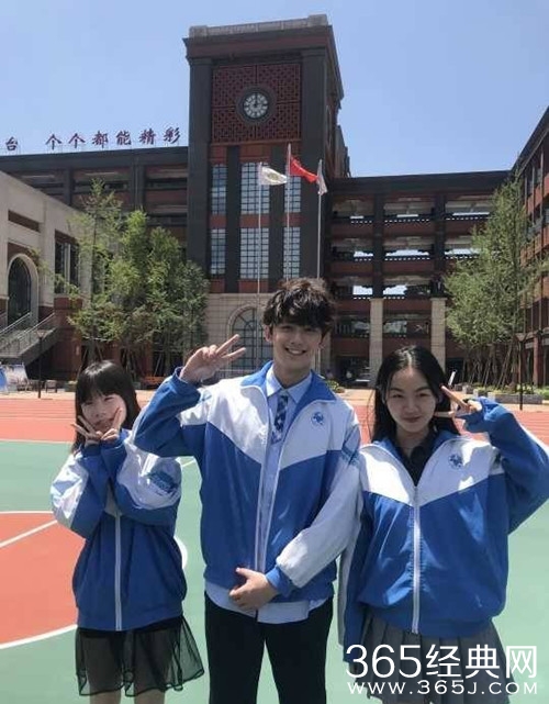 吴磊参加毕业典礼，与同学亲切合影