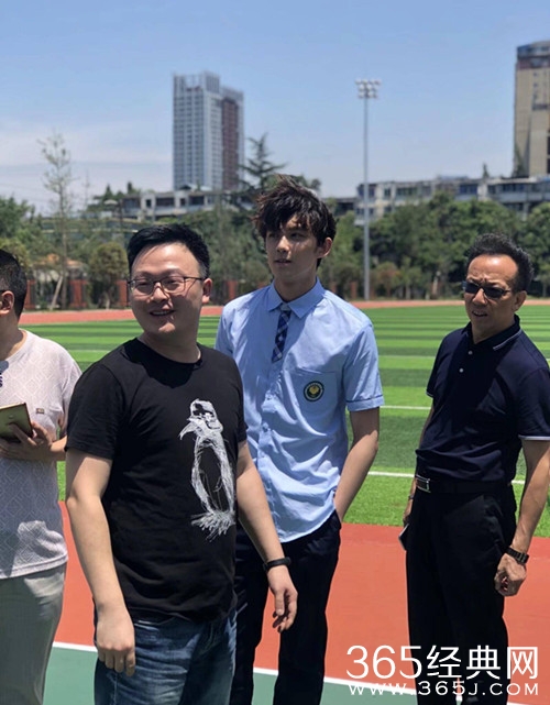 吴磊参加毕业典礼，与同学亲切合影