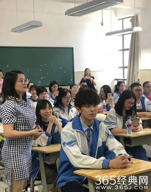 吴磊参加毕业典礼，与同学亲切合影