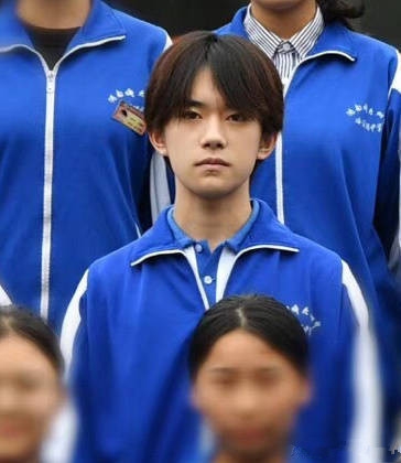 易烊千玺毕业照曝光 易烊千玺毕业照什么样