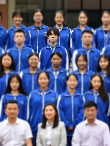 易烊千玺毕业照曝光 易烊千玺毕业照什么样