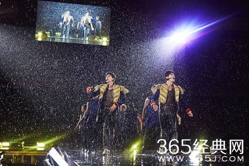 东方神起在大雨中开唱，四小时零失误