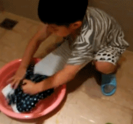 胡可晒安吉洗衣服视频，称不要扼杀他们勤劳的本性