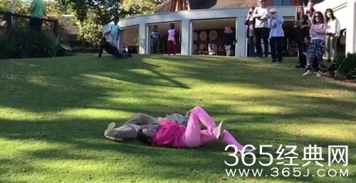 小S阿雅非洲草地打滚，玩的不亦乐乎