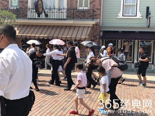 李希侃带小鱼儿去迪士尼玩是在录什么真人秀