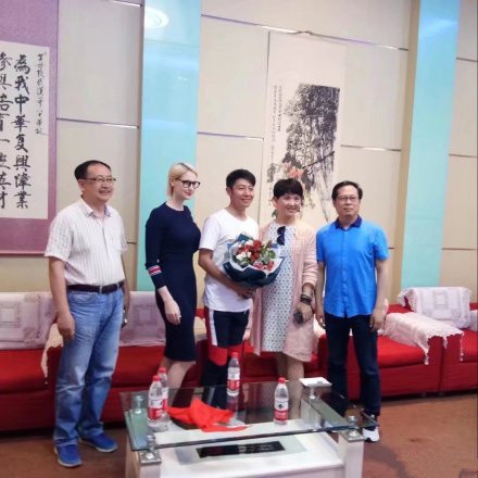 撒贝宁携妻子李白回母校，恩爱十足