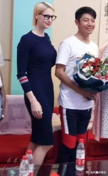 撒贝宁携妻子李白回母校，恩爱十足