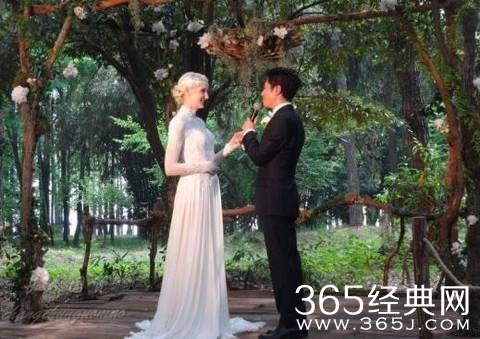 撒贝宁携妻子李白回母校，恩爱十足