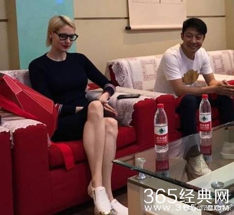 撒贝宁携妻子李白回母校，恩爱十足