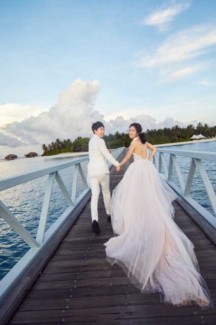 韩天宇刘秋宏婚纱照曝光，十分浪漫