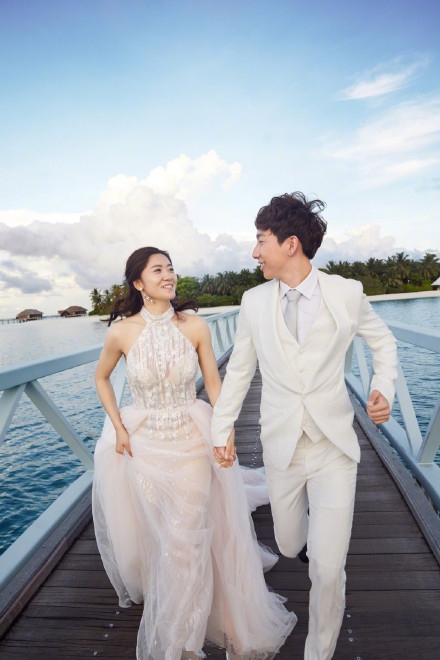 韩天宇刘秋宏婚纱照曝光，十分浪漫