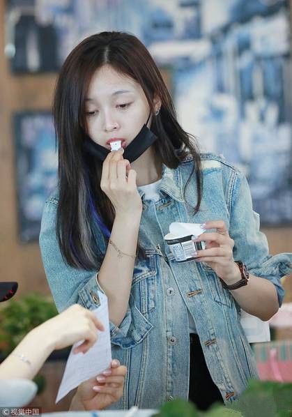 吴宣仪素颜现身机场，网友：这颜值我服气