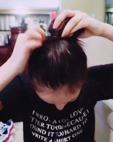 林允绑丸子头的方法，你学会了吗