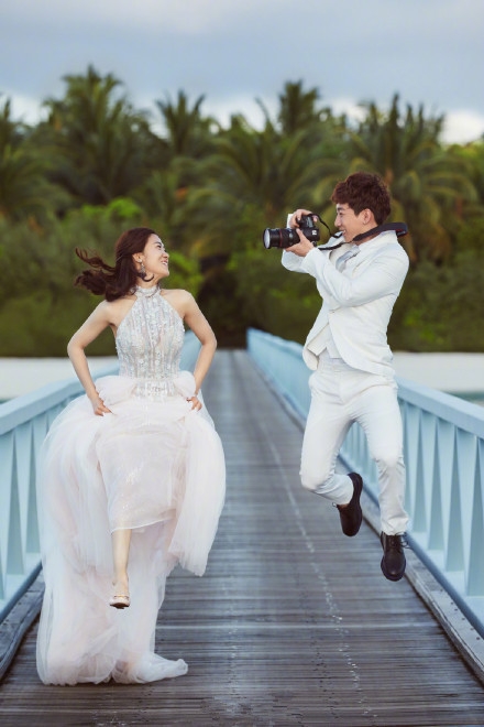 韩天宇刘秋宏婚纱照曝光，十分浪漫