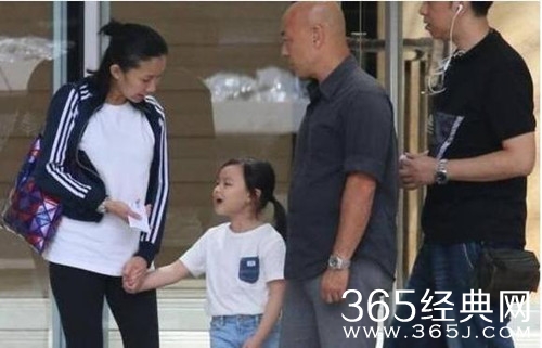 刘德华女儿正面照曝光，网友：太像他爸了