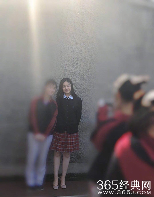 李兰迪参加毕业典礼，与同学拍照留念