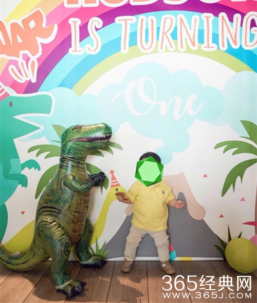 吴佩慈纪晓波为儿子庆生，现场气氛融洽