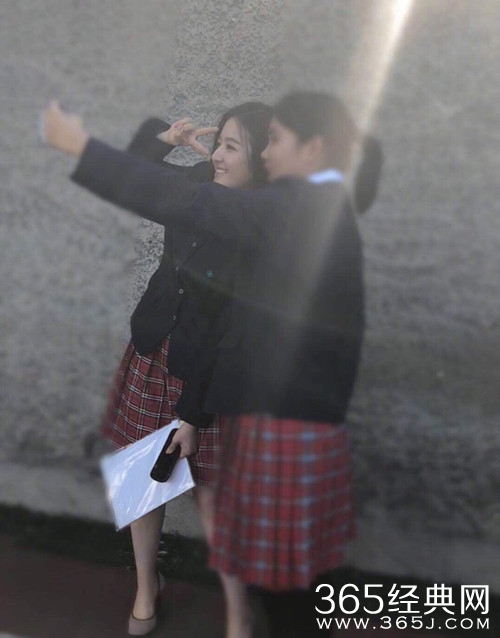 李兰迪参加毕业典礼，与同学拍照留念