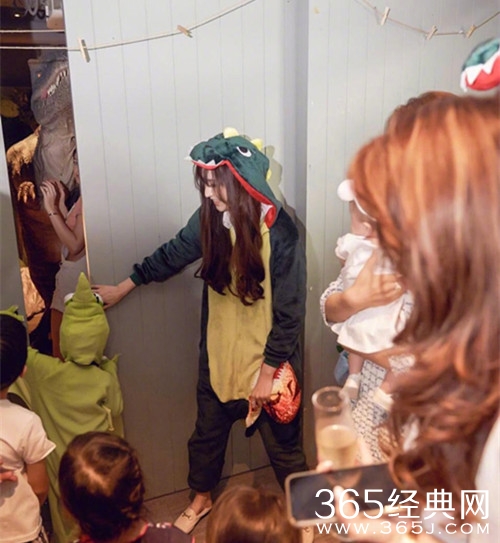 吴佩慈纪晓波为儿子庆生，现场气氛融洽