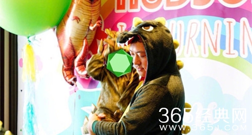 吴佩慈纪晓波为儿子庆生，现场气氛融洽