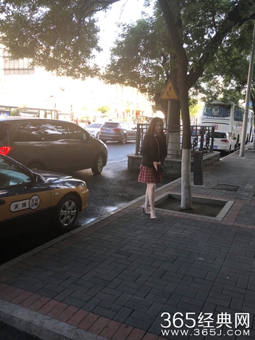 李兰迪参加毕业典礼，与同学拍照留念