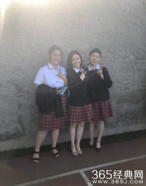 李兰迪参加毕业典礼，与同学拍照留念