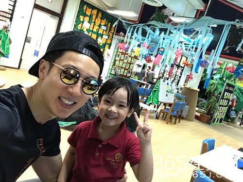 吴尊晒max近照，网友：整个一翻版小吴尊