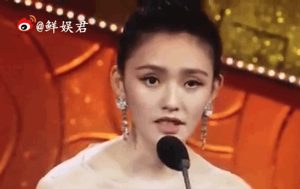 林允出席电影节全程看提词器，网友：参加活动都不上心