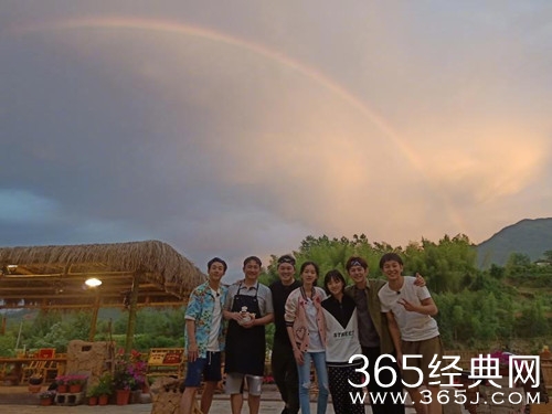 沙溢晒《向往的生活》合照，温馨有爱