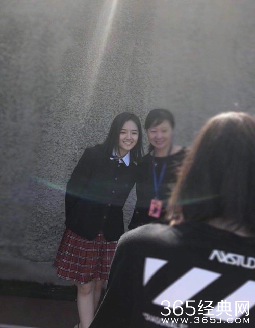 李兰迪参加毕业典礼，与同学拍照留念