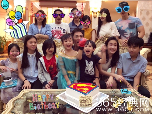 吴尊晒全家福为父庆生，一家人颜值超高