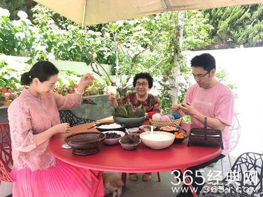 林依轮庆结婚23周年，和妻子一起包粽子