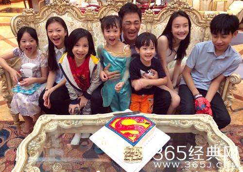 吴尊晒全家福为父庆生，一家人颜值超高