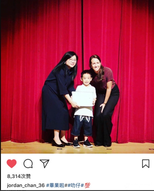 Jasper毕业典礼上拉小提琴，有模有样