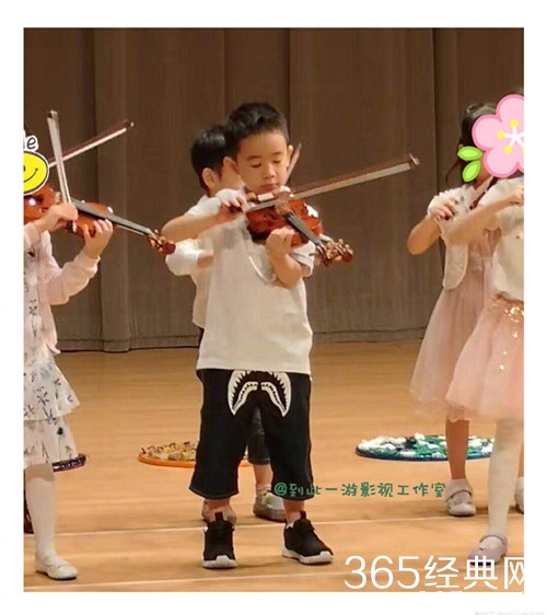 Jasper毕业典礼上拉小提琴，有模有样